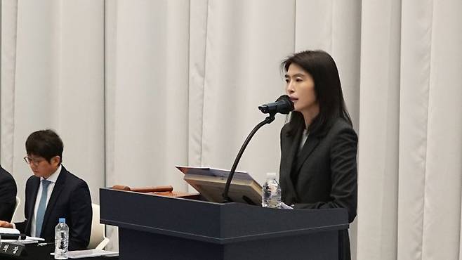 26일 제주 스페이스닷원에서 열린 카카오 제 31기 정기주주총회에서 정신아 대표가 주주들의 질의에 답하고 있다.카카오 주주총회 생중계 캡처