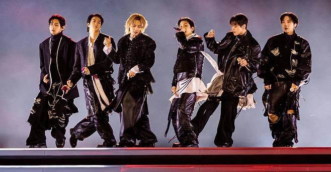 방탄소년단(BTS)이 21일 서울 광화문광장에서 연 ‘BTS 컴백 라이브: 아리랑’의 공연 장면. 빅히트뮤직 제공