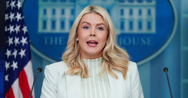 캐럴라인 레빗 백악관 대변인이 25일(현지 시간) 정례 브리핑을 진행하고 있다. 2026.03.26 워싱턴=AP 뉴시스