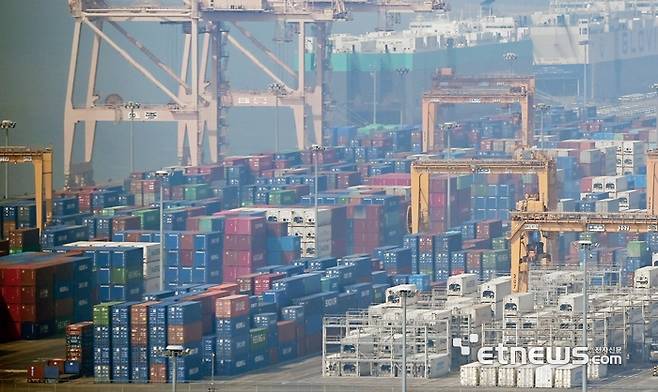 12일 경기 평택시 평택항에 수출을 앞둔 컨테이너가 쌓여 있다. 평택=이동근기자 foto@etnews.com 2026.3.12