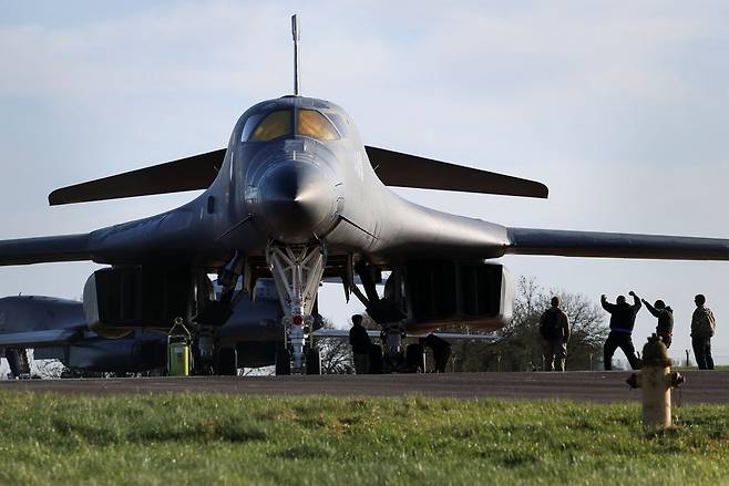 지난 14일 영국 페어퍼드 공군기지에서 미국 B-1 폭격기가 정비를 받고 있다. 로이터=연합뉴스