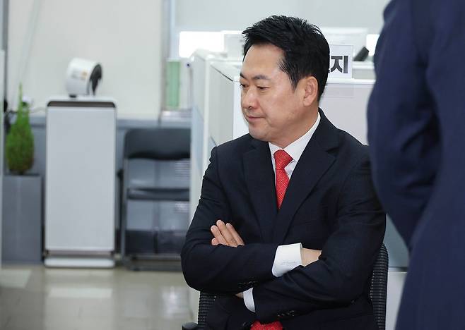 장동혁 국민의힘 대표가 25일 오전 국회 재경위원장실에서 임이자 위원장을 기다리고 있다. 임현동 기자