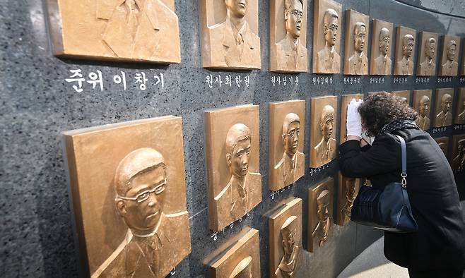 26일 오전 경기 평택시 해군2함대에서 열린 '제16주기 천안함 46용사 추모식'에서 유가족이 추모비를 어루만지며 오열하고 있다.