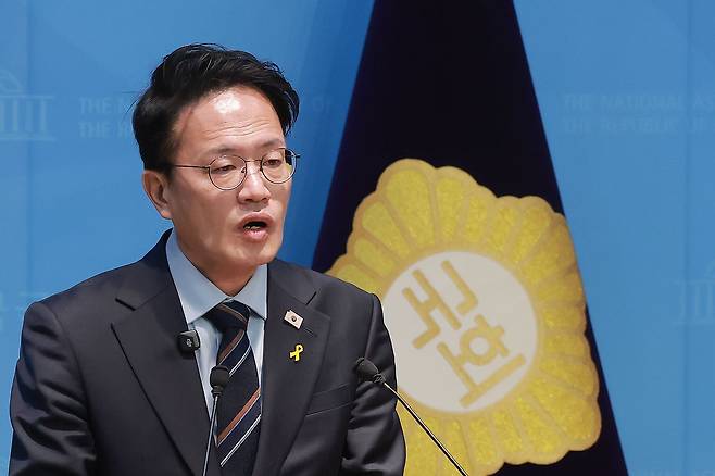 더불어민주당 서울시장 예비후보인 박주민 의원이 22일 국회 소통관에서 서울시장 예비경선 과정에서 더 철저한 검증이 필요하다며 기자회견을 하고 있다. 연합뉴스