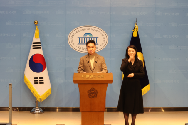 ▲ 원주 출신 최혁진 국회의원은 26일 국회에서 기자회견을 열어 ‘지방대학 및 지역균형인재 육성에 관한 법률 일부개정안’을 대표발의했다고 밝혔다. 개정안에는 지방 공공기관 및 의대·로스쿨 등의 지여긴재 50% 이상 채용 의무화, ‘10년 의무근무제’ 도입 방안 등을 담았다. 의원실 제공.