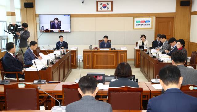 ▲ 강원도의회 교육위원회(위원장 이영욱)는 26일 제344회 임시회 제2차 회의를 열고 4조3295억6500만원 규모의 2026년도 제1회 강원도교육청 추가경정예산안을 원안 가결했다. 강원도의회 제공