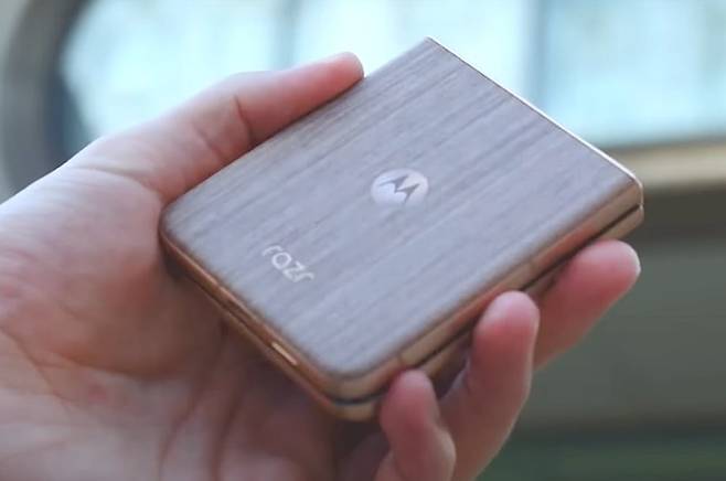 모토로라의 폴더블폰 ‘레이저 60 울트라’