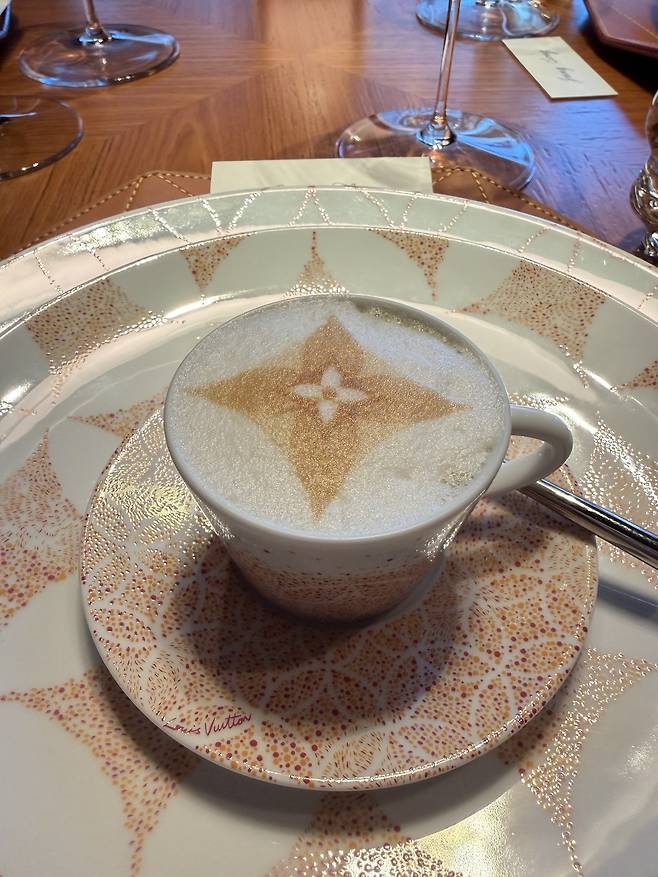 Seafood soft tofu stew, foie gras foam (Hong Yoo/The Korea Herald)