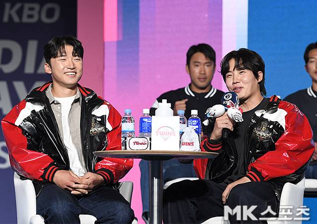 ‘2026 KBO 미디어데이’가 26일 서울 송파구 롯데호텔 월드에서 진행됐다. LG 박해민, 임찬규가 미디어데이에 참석하고 있다. 사진(잠실 서울)=천정환 기자