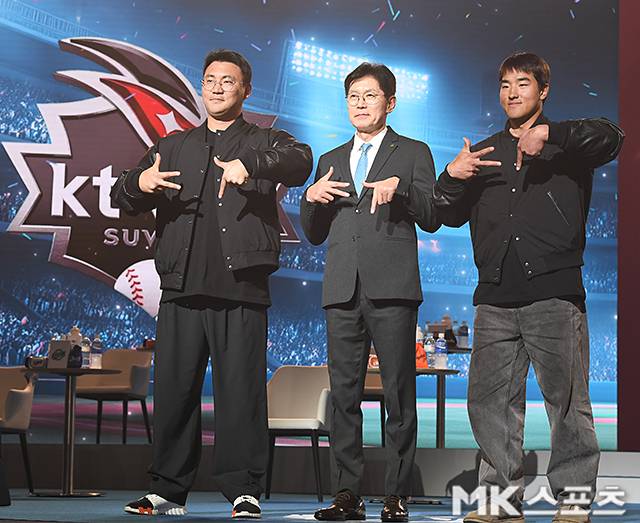 ‘2026 KBO 미디어데이’가 26일 서울 송파구 롯데호텔 월드에서 진행됐다. KT 장성우, 이강철 감독, 안현민이 미디어데이에 참석하고 있다. 사진(잠실 서울)=천정환 기자