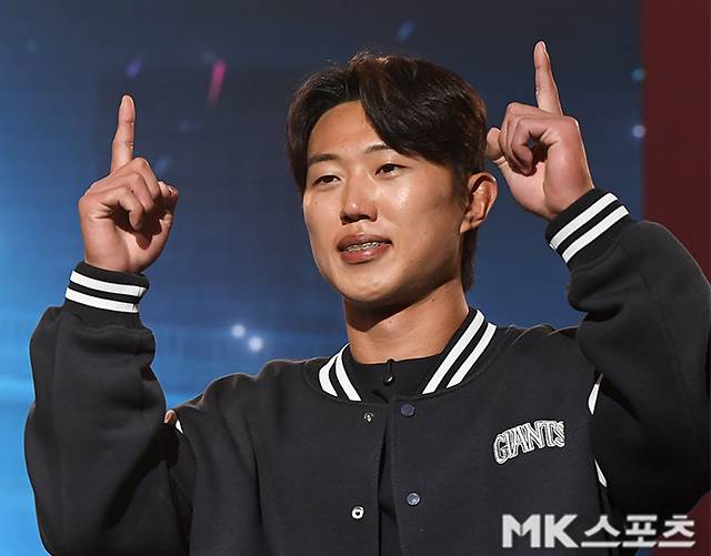 ‘2026 KBO 미디어데이’가 26일 서울 송파구 롯데호텔 월드에서 진행됐다. 롯데 전민재가 미디어데이에 참석하고 있다. 사진(잠실 서울)=천정환 기자