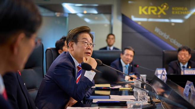 이재명 정부의 주식시장 선진화 정책이 대표지수 ETF와 증권 ETF의 실적 성장을 이끌었다. 사진은 2025년 6월11일 한국거래소를 방문한 이재명 대통령. /사진=이재명 대통령 SNS