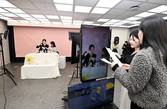 지난 10일 서울 영등포구 롯데홈쇼핑 본사에 마련된 스튜디오에서 ‘크리에이터 대학대전’ 프로그램 참여 대학생들이 홈쇼핑 방송 체험을 하고 있다. 윤성호 기자