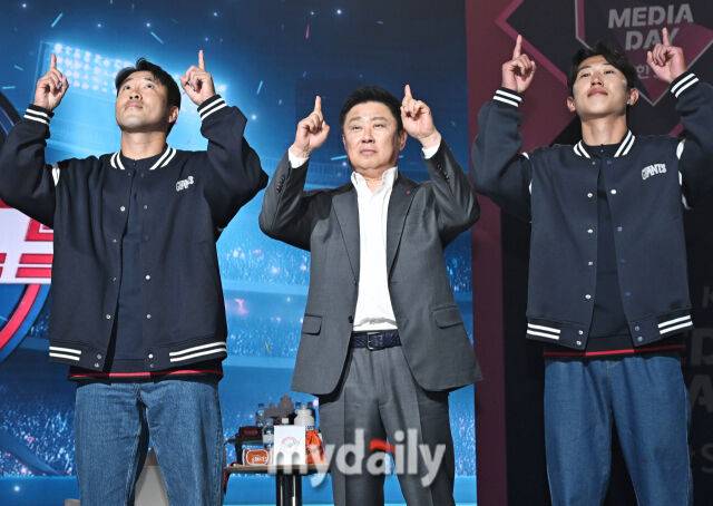 롯데 자이언츠 전준우, 김태형 감독, 전민재(왼쪽부터)가 26일 오후 서울 잠실 롯데호텔에서 진행된 '2026 신한SOL KBO 미디어데이'에서 포즈를 취하고 있다./잠실=송일섭 기자