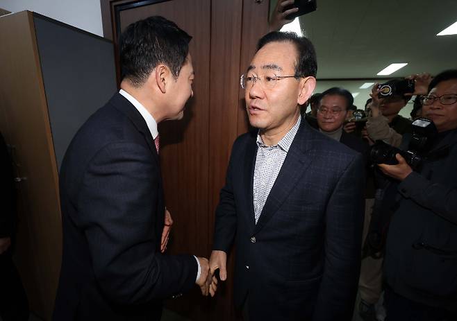 악수하는 장동혁과 주호영 (대구=연합뉴스) 김현태 기자 = 22일 오전 국민의힘 대구시당에서 열린 장동혁 대표와 지역 국회의원의 비공개 연석회의에서 주호영 의원이 장 대표와 악수를 하고 있다. 2026.3.22 mtkht@yna.co.kr (끝) <저작권자(c) 연합뉴스, 무단 전재-재배포, AI 학습 및 활용 금지> 연합뉴스
