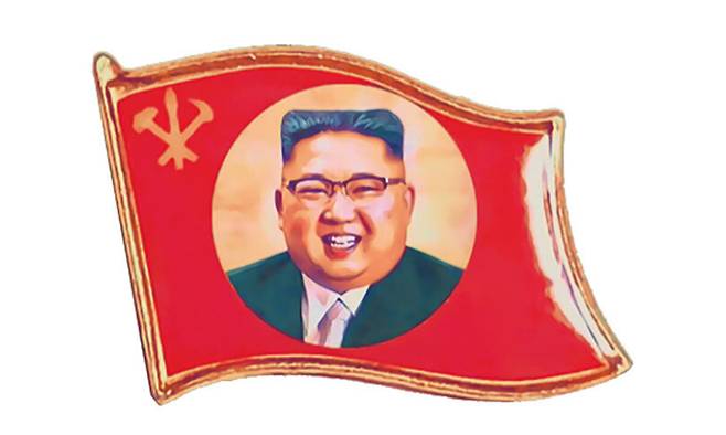 김정은 북한 국무위원장의 얼굴이 새겨진 초상휘장(배지). 북한은 1970년대부터 김일성 주석의 얼굴을 그려 넣은 배지를 사용해 왔지만, 2024년부터 김 위원장의 얼굴로 바꿨다. 세계일보 자료사진