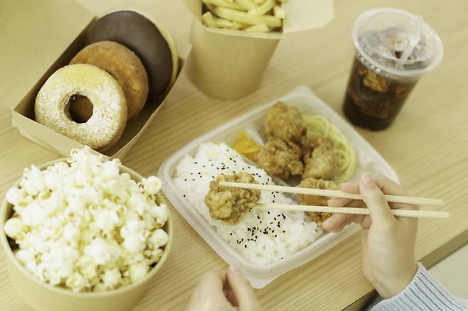 제품 성분표에 낯선 첨가물이 많다면 식단 구조 점검이 필요하다는 조언이 나온다. 전문가들은 ‘가공 단계 한 단계 낮추기’가 현실적인 건강 관리 방법이라고 설명한다. 게티이미지