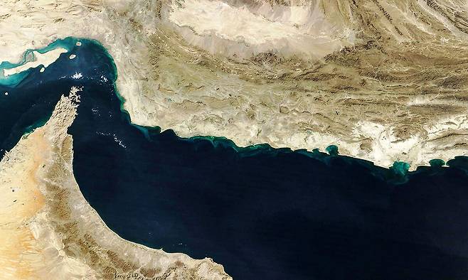 2025년 2월 5일 NASA 테라 위성의 MODIS가 촬영한 자연색 이미지로, 오만만과 이란·파키스탄의 마크란 지역, 호르무즈 해협, 오만 북부 해안이 담겨 있다.. AFP연합뉴스