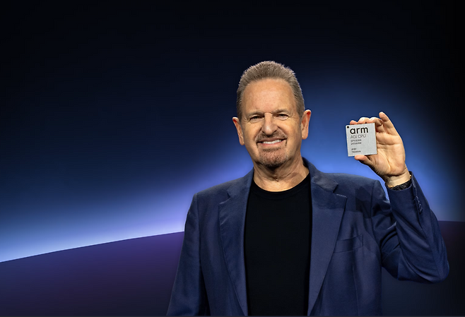 르네 하스 Arm 최고경영자(CEO)가 24일(현지 시간) 미국 샌프란시스코 포트 메이슨 예술문화센터에서 연 컨퍼런스에서 첫 출시한 칩을 선보이고 있다. Arm 블로그 캡처