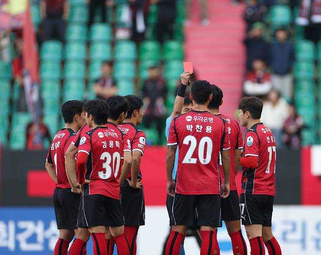 지난 22일 포항스틸야드에서 열린 포항 스틸러스-부천FC전에서 포항 전민광이 레드카드를 받고 있다. 프로축구연맹 제공