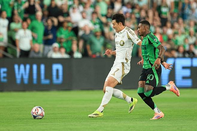 손흥민이 22일 미국 텍사스주 오스틴의 Q2 스타디움에서 열린 오스틴과 2026 미국 메이저리그사커 5라운드 경기에서 드리블하고 있다. 오스틴 | AFP연합뉴스