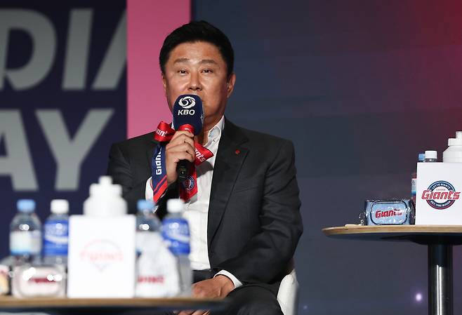 김태형 롯데 감독이 26일 서울 롯데호텔 월드에서 열린 2026 신한 SOL KBO 리그 미디어데이에서 출사표를 밝히고 있다. 연합뉴스