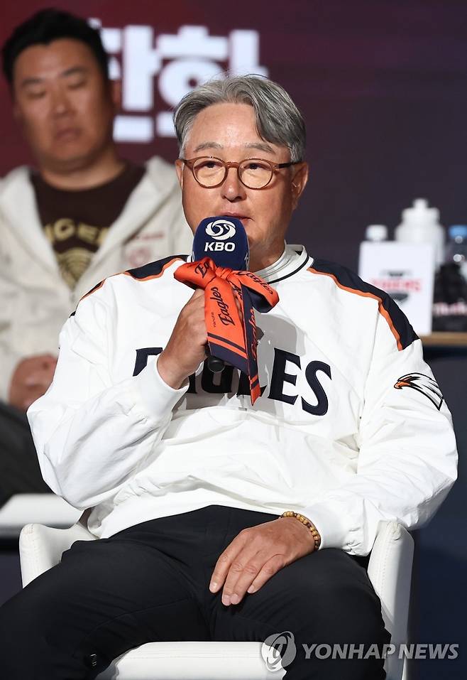 출사표 밝히는 한화 김경문 감독 (서울=연합뉴스) 윤동진 기자 = 한화 김경문 감독이 26일 서울 롯데호텔 월드에서 열린 2026 신한 SOL KBO 리그 미디어데이에서 출사표를 밝히고 있다. 2026.3.26 mon@yna.co.kr