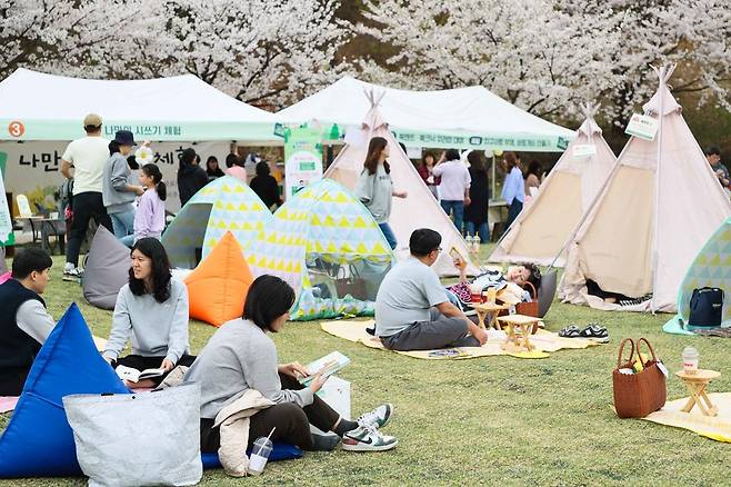 용인특례시는 올해 도서관의 날과 도서관 주간을 맞아 갖가지 독서문화행사를 연다. 사진은 지난해 기흥구 만골근린공원. 사진=용인시