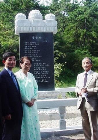 벌교 '부용산' 노래비 제막식(2000.10.1.). 사진 우측이 박기동, 가운데 한복 차림은 안성현의 부인 성동월