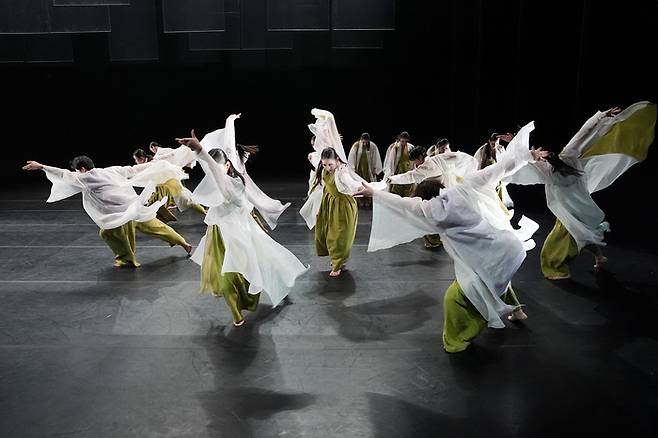 정길무용단의 큰 강물이 비로소 길(佶)을 열었다 공연 모습. <ⓒSang Hoon Ok, 대구문화예술회관 제공>