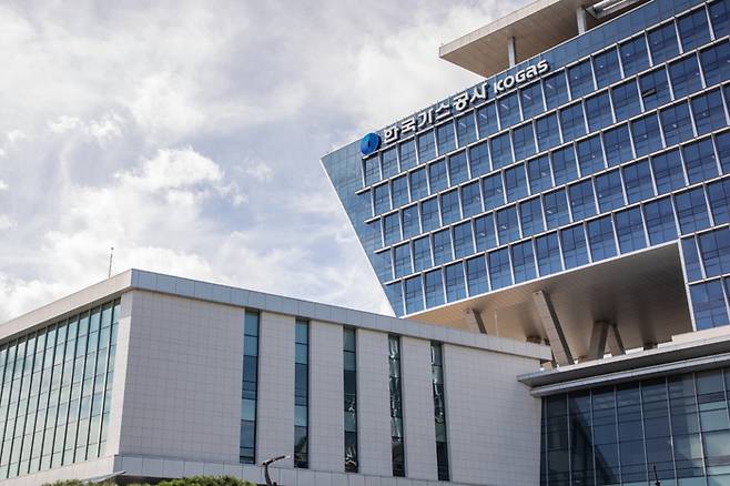 최근 미국·이스라엘과 이란 간의 충돌이 격화되면서 글로벌 에너지 시장이 요동치고 있다. 한국가스공사는 수입선 다변화와 지분물량 확보 전략 등으로 국제 원유와 LNG 공급망 안정에 만전을 기하고 있다. <한국가스공사 제공>