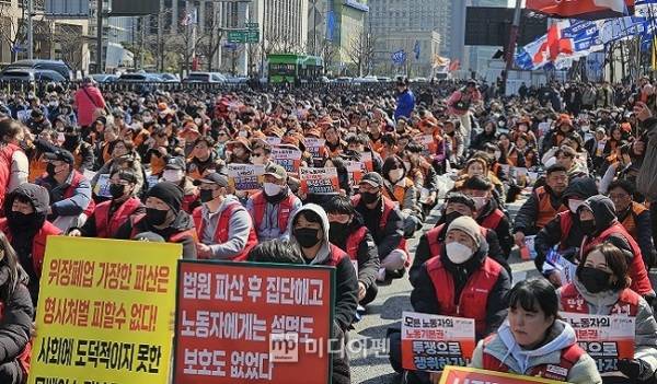 주요 선진국들이 시장 질서에 맞춰 노동·경영 환경을 재편하는 사이, 대한민국은 개혁은커녕 역행하고 있다는 우려가 나온다. 최근 통과된 상법 개정안과 노란봉투법 등 '반기업적 입법'이 경영 환경의 불확실성을 높이는 리스크로 부상했기 때문이다. 사진은 민주노총이 10일 투쟁 선포대회를 진행하고 있는 모습. /사진=미디어펜 박준모 기자