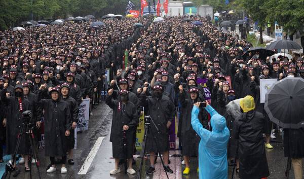 전국삼성전자노동조합 조합원들이 2024년 7월 8일 오전 경기도 화성시 반월동 삼성전자 화성사업장에서 열린 총파업 결의대회에서 구호를 외치고 있다. / 삼성전자