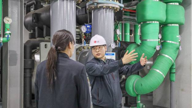 심희재 하이엠솔루텍 주임이 24일 경기 안양시 LG유플러스 평촌메가센터 기계실에서 가동 중인 칠러 유지보수 내용에 대해 설명하고 있다.(사진=하이엠솔루텍)