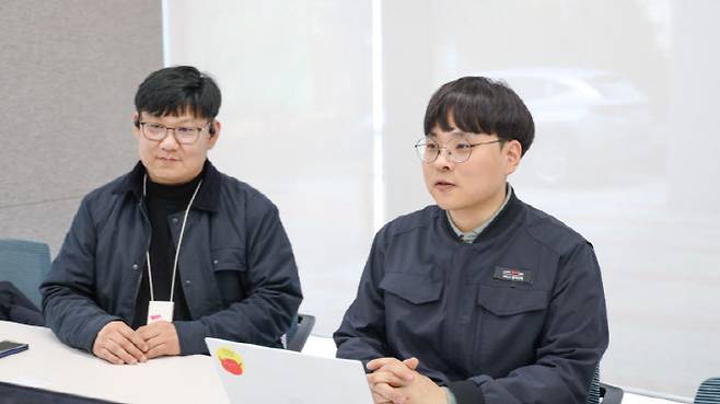 24일 경기 안양시 LG유플러스 평촌메가센터에서 장동균 LG유플러스 평촌메가센터 기계 담당 책임(왼쪽)과 심희재 하이엠솔루텍 주임이 이데일리와 인터뷰를 하고 있다.(사진=하이엠솔루텍)