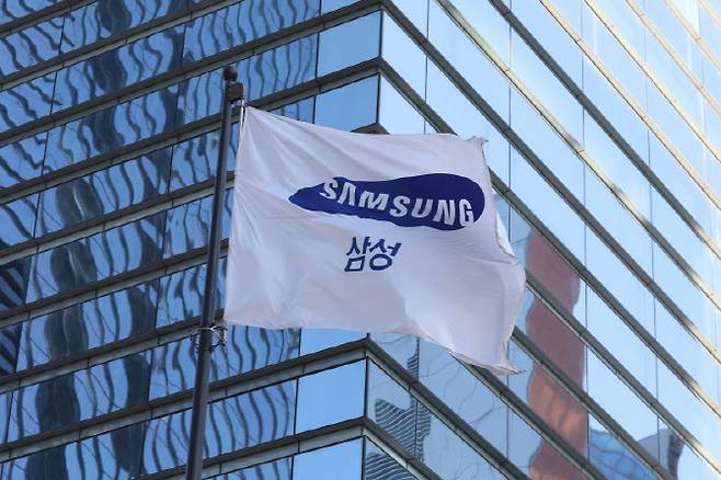 서울 서초구 서초대로 삼성전자 서초사옥 계양대에 삼성 깃발이 펄럭이고 있다. (사진=이데일리 이영훈 기자)