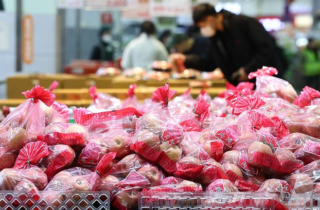 서울 시내 한 대형마트에서 시민들이 사과 등 과일을 살펴보고 있다. ⓒ 뉴스1 김도우 기자