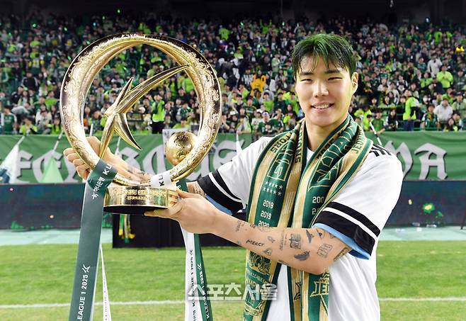 전북 현대의 골키퍼 송범근가 지난해 12월 8일 전주월드컵경기장에서 열린 하나은행 K리그1 대전 하나 시티즌과 경기 후 진행된 우승 기념 행사에서 팬들 앞에서 트로피를 들고 기념촬영을 하고 있다. 2025. 11. 8. 전주 | 박진업 기자 upandup@sportsseoul.com