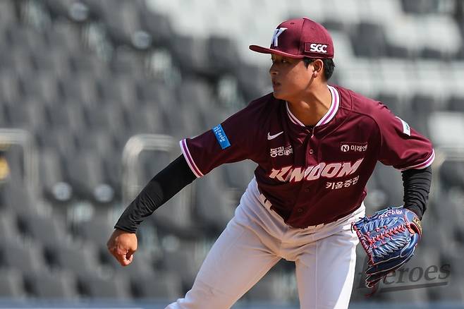 키움 박준현이 20일 수원케이티위즈파크에서 열린 2026 KBO리그 시범경기 KT전에 등판해 역투하고 있다. 사진 | 키움 히어로즈