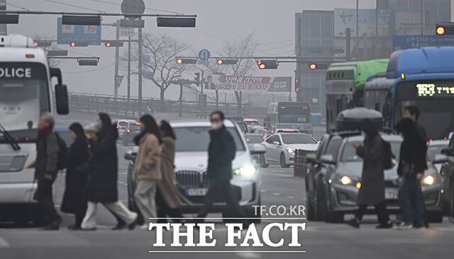 미세먼지 농도가 '나쁨' 수준을 보이는 가운데 서울 여의도 도심이 뿌옇게 보이고 있다. /박헌우 기자