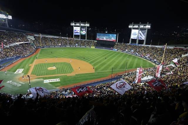 서울시체육시설관리사업소는 이달 28~29일 잠실종합운동장에 약 6만명의 관람색들이 운집할 것으로 예상돼 시민들에게 대중교통을 이용해줄 것을 요청한다고 27일 밝혔다. 사진은 LG야구단 홈경기 모습. /서울시