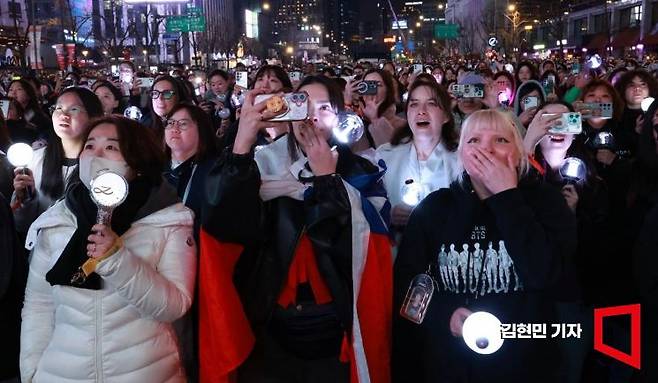 그룹 방탄소년단(BTS)의 팬들이 21일 서울 광화문 일대에서 정규 5집 '아리랑'(ARIRANG) 발매를 기념해 열린 공연 'BTS 컴백 라이브: 아리랑'(BTS THE COMEBACK LIVE|ARIRANG)을 즐기고 있다. 김현민 기자