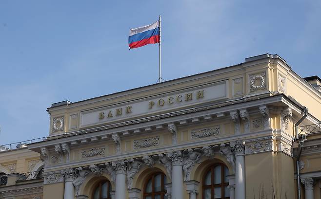 지난 20일 러시아 수도 모스크바에 위치한 중앙은행 건물에 러시아 국기가 게양된 채 펄럭이고 있다. 사진은 기사와 직접적 관련은 없음. /EPA 연합뉴스