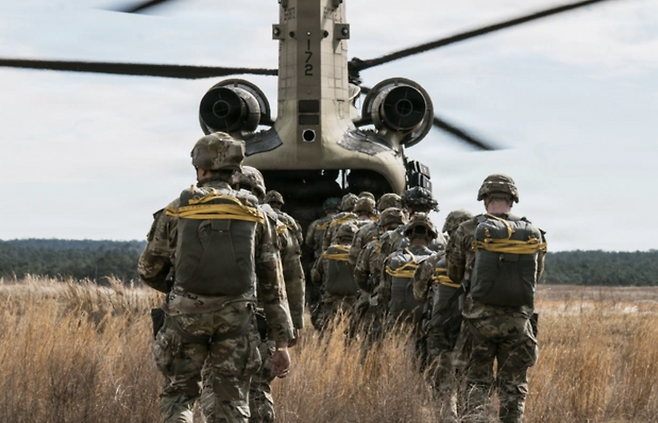 지난달 12일(현지 시간) 미국 노스캐롤라이나주 포트브래그 기지에서 미군의 최정예 병력으로 꼽히는 육군 82공수사단 부대원들이 훈련하고 있다. 사진 출처 미 육군 82공수사단