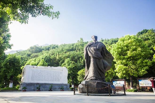 백제성에 있는 제갈량 동상과 출사표비