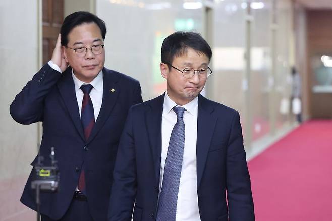 한병도 더불어민주당 원내대표와 송언석 국민의힘 원내대표가 17일 서울 여의도 국회에서 국회의장 주재 여야 원내대표 회동을 마친 후 의장실을 나서고 있다. 뉴스1