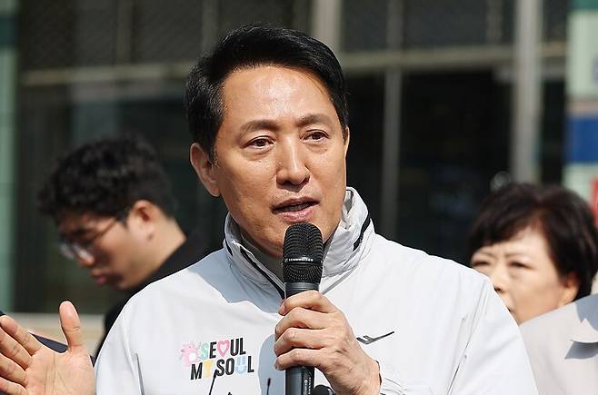 오세훈 서울시장이 17일 서울 영등포구 신길역세권 장기전세주택 건립현장 인근에서 주택 활성화 방안을 발표하고 있다. 연합뉴스