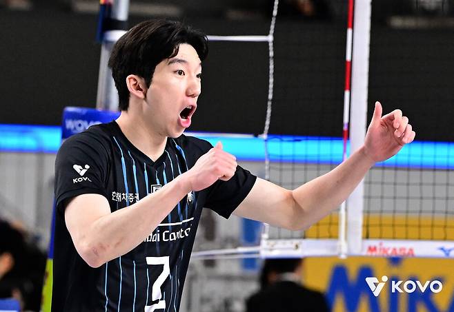 현대캐피탈 허수봉이 27일 천안 유관순체육관에서 열린 2025~2026 V리그 남자부 플레이오프 우리카드와 1차전에서 공격에 성공한 뒤 좋아하고 있다. 한국배구연맹 제공