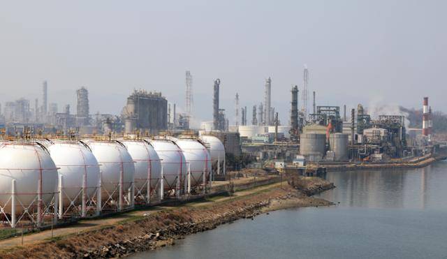 정부가 석유화학 산업 핵심 원료인 나프타 수출 제한 조치를 발표한 26일 전남 여수시 국가산업단지의 석유화학공장들 굴뚝에서 연기가 나오지 않고 있다. 여수=연합뉴스