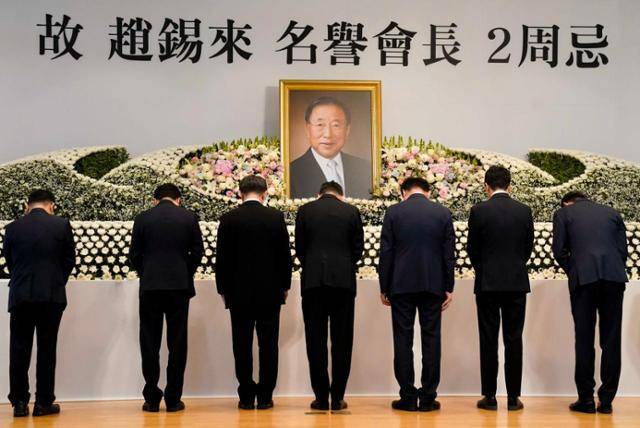 27일 서울 마포구 효성 본사에서 열린 고 조석래 효성 명예회장 2주기 추모식에 참석한 임직원들이 헌화 후 묵념하고 있다. 효성 제공